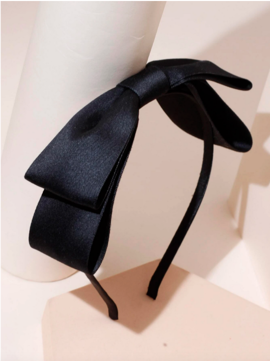 matu lente, meitenēm, melns satīns, bantīte, elegants aksesuārs, skolas pasākumi, ģimenes svinības, stila papildinājums, bērnu mode, praktisks dizains