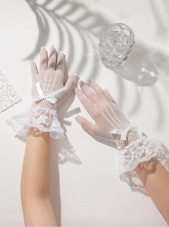 balti cimdi meitenēm, eleganti cimdi svinībām, bērnu cimdi kāzām, svētku aksesuāri meitenēm, romantiski cimdi ar bantīti, meiteņu cimdi svinīgiem gadījumiem