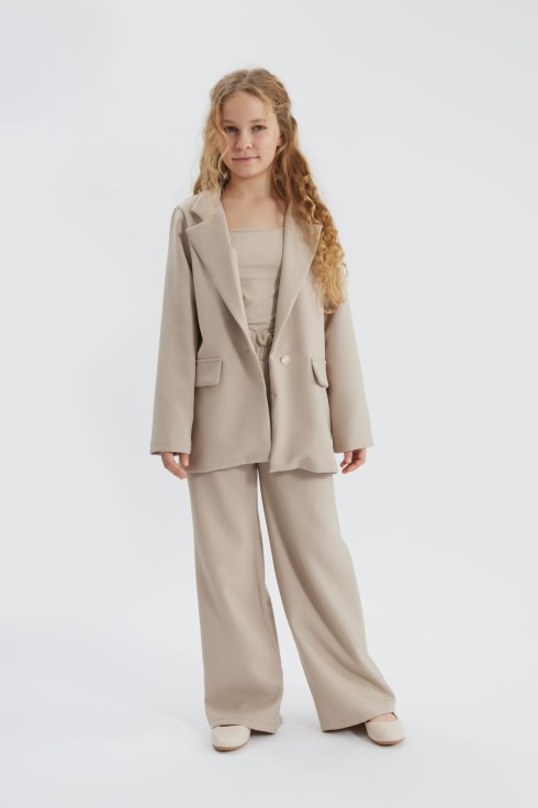 meiteņu uzvalks, elegants meiteņu apģērbs, bērnu apģērbs, svētku uzvalks, bēša žakete, kāzu apģērbs, bērnu modes uzvalks, skolas svinību apģērbs, meiteņu modes apģērbs