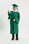 akadēmiskā mantija, izlaiduma tērps, absolventu cepure, bērnu izlaidums, svinīgs apģērbs, izlaidums 2026, bērnu mantija, zaļā mantija, izlaiduma cepure, svinīga formas tērps