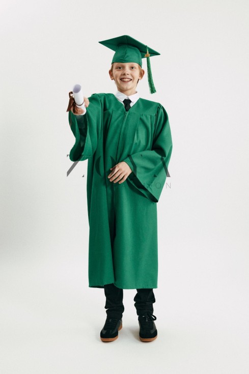 akadēmiskā mantija, izlaiduma tērps, absolventu cepure, bērnu izlaidums, svinīgs apģērbs, izlaidums 2026, bērnu mantija, zaļā mantija, izlaiduma cepure, svinīga formas tērps