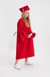 akadēmiskā mantija, izlaiduma mantija, absolventu cepure, sarkana mantija, bērnu izlaiduma tērps, 2026 izlaidums, skolas izlaidums, akadēmiskais tērps