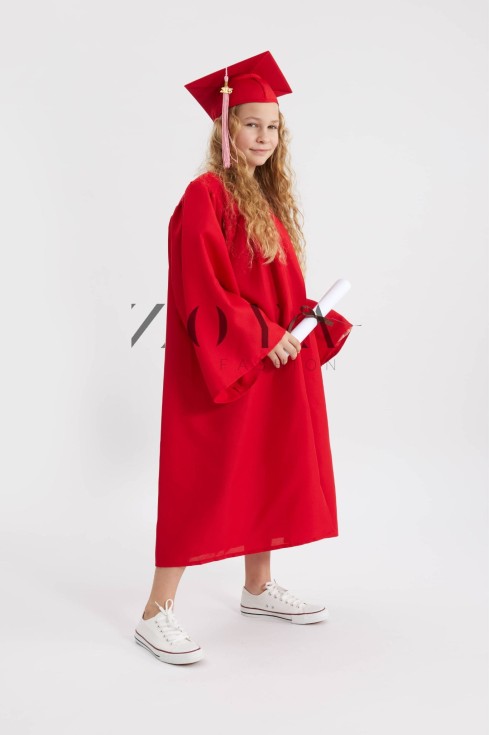 akadēmiskā mantija, izlaiduma mantija, absolventu cepure, sarkana mantija, bērnu izlaiduma tērps, 2026 izlaidums, skolas izlaidums, akadēmiskais tērps