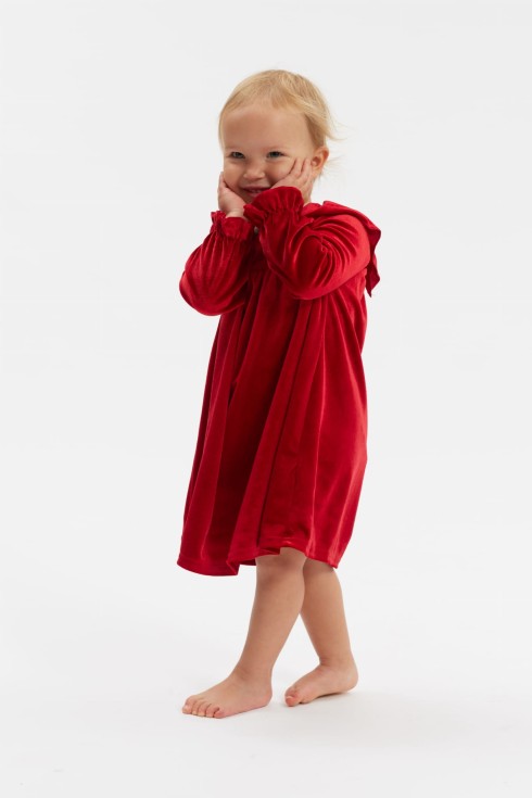 Mazā meitene sarkanā samta kleitā Idalia – skats no priekšpuses