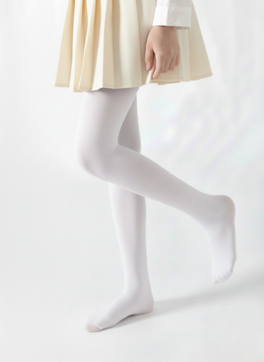 Meitene elegantā krēmkrāsas kleitā ar baltām gludām zeķubiksēm 40 DEN