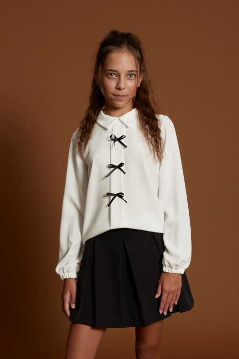 Meitene melnbaltā svētku komplektā Ida ar blūzi un šortiem