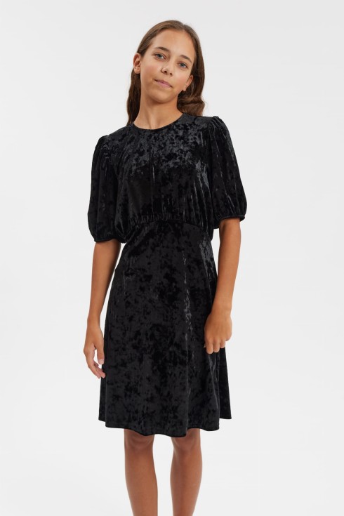 Meitene melnā samta kleitā Clara ar bufetes piedurknēm priekšpuses skats