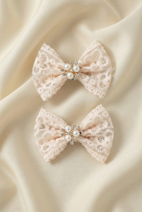 Meta atslēgvārdi: Meiteņu matu sprādzes, Mežģīņu matu sprādzes, Eleganta matu aksesuāri, Matu sprādzes meitenēm