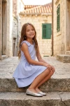 Gaiši zila svētku kleita meitenēm Harper – fotosesija brīvā dabā, sēžot