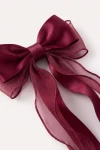 Matu sprādze ar bordo bantīti – satīna cilpas un caurspīdīgā organza tuvplānā